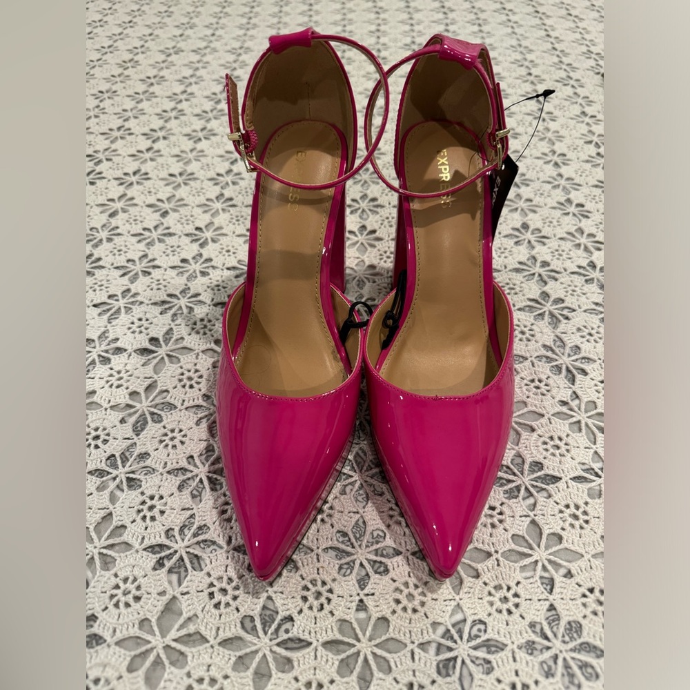 NWT Express Closed Pointed Toe Platform Pumps 8